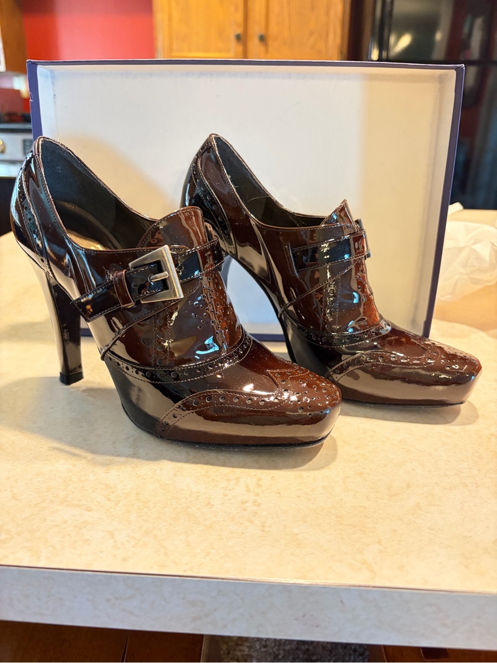 Mendoza Vintage Patent Leather Heeled Oxfords with Buckle
